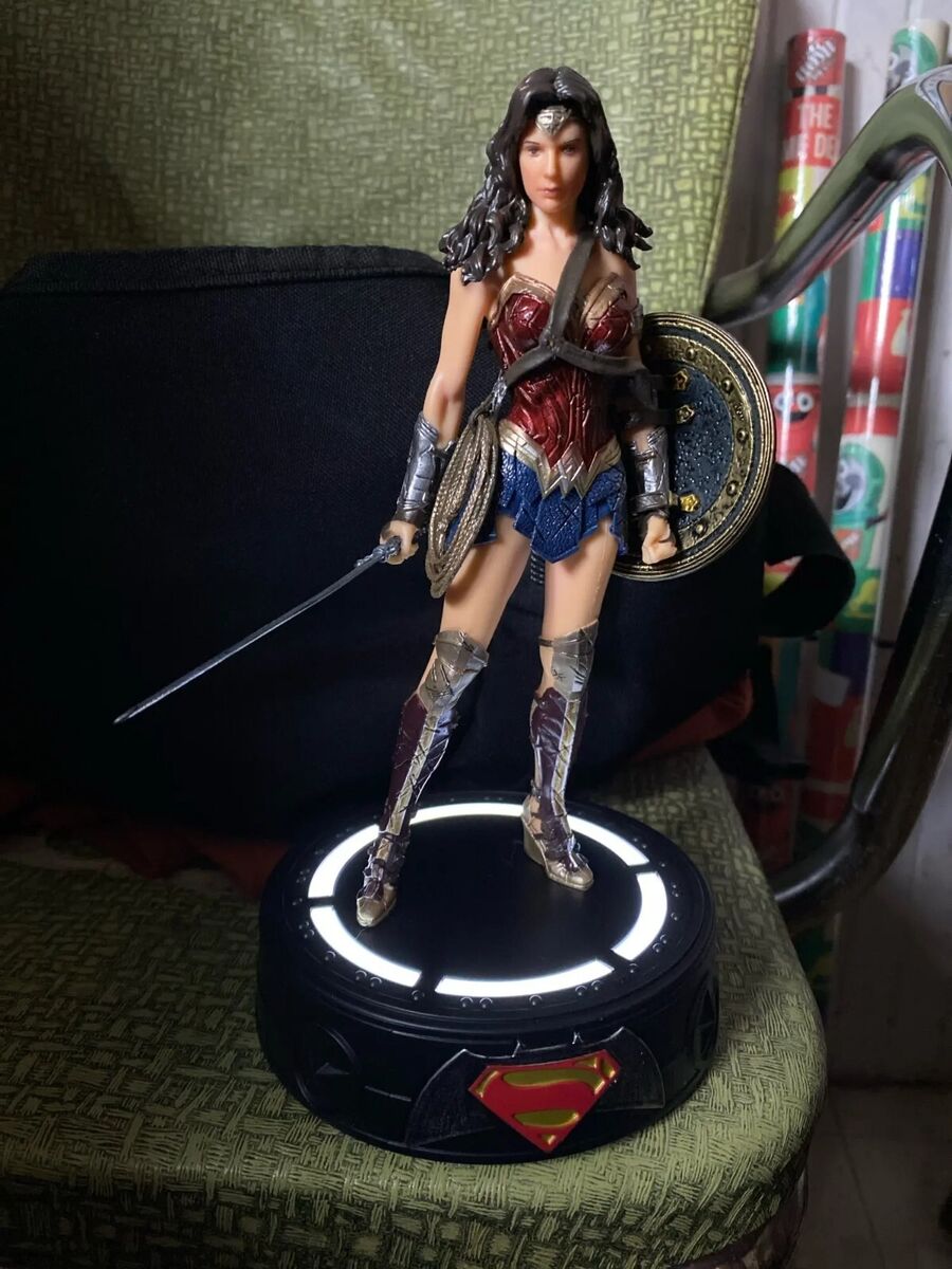 DC: Wonder Woman 20cm Led Base - Premium Action Figure